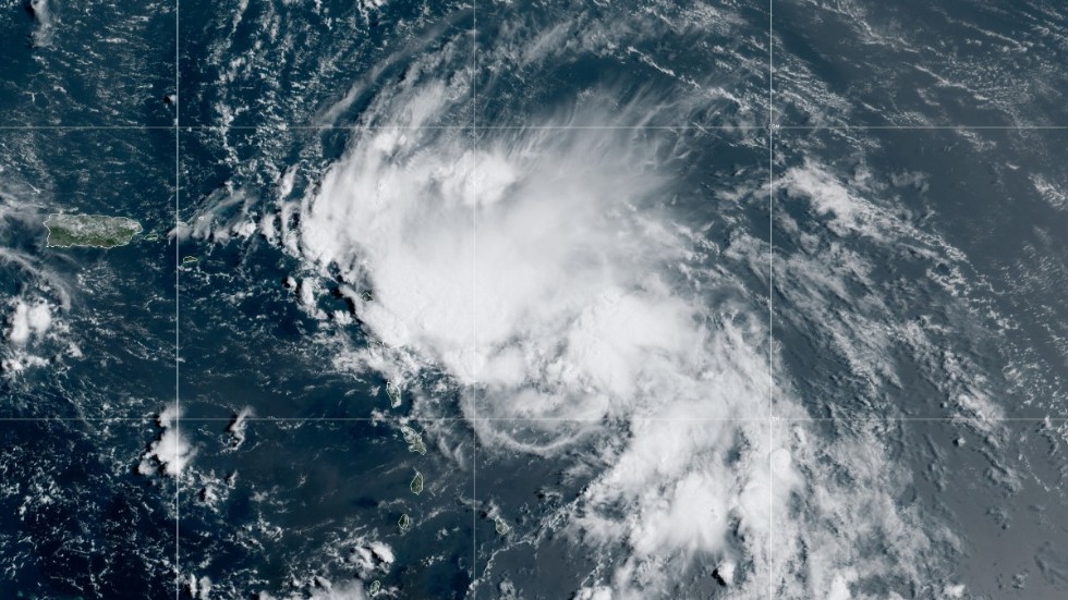 En satellitbild från den amerikanska väder- och forskningsmyndigheten NOAA på den tropiska stormen Laura öster om Honduras på fredagen.