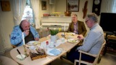 Politiker provar mat i äldrevården