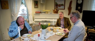 Politiker provar mat i äldrevården