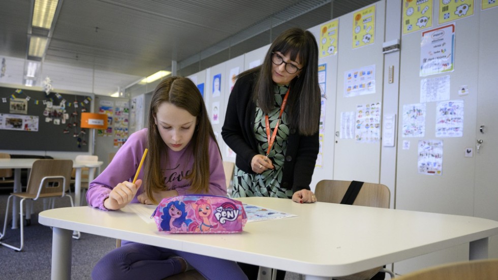 Tioåriga Ilona från Ukraina får hjälp i klassrummet i Imatra i Finland. "Precis som många av de andra barnen har Ilona dessutom ukrainsk online-skola när hon kommer hem", säger läraren Irina Tyyskä.