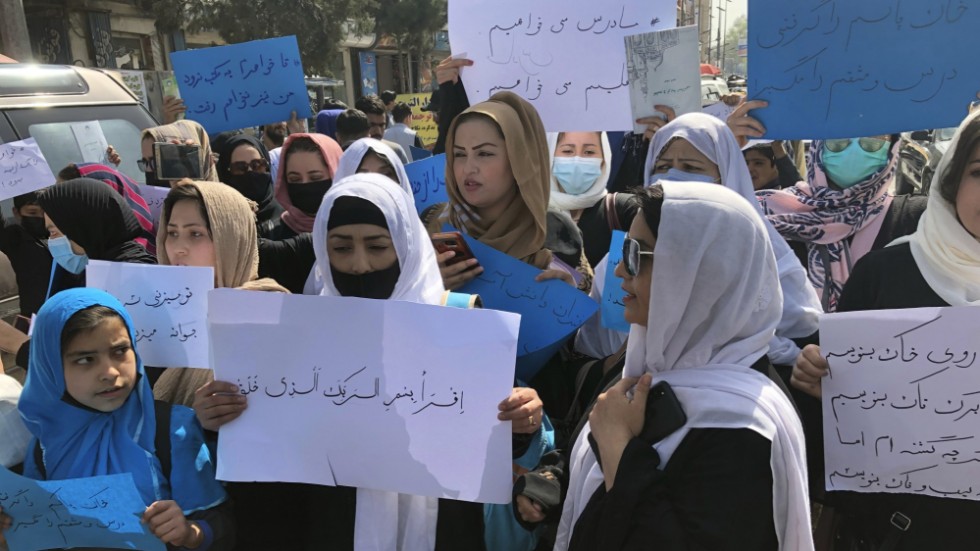 Afghanska kvinnor i en protest mot talibanernas behandling av kvinnor i Kabul i mars 2022. Arkivbild.