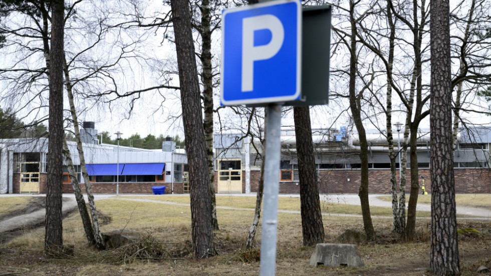 Parkeringen utanför Rekarnegymnasiet i Eskilstuna där en man i 20-årsåldern sköts till döds på torsdagen.