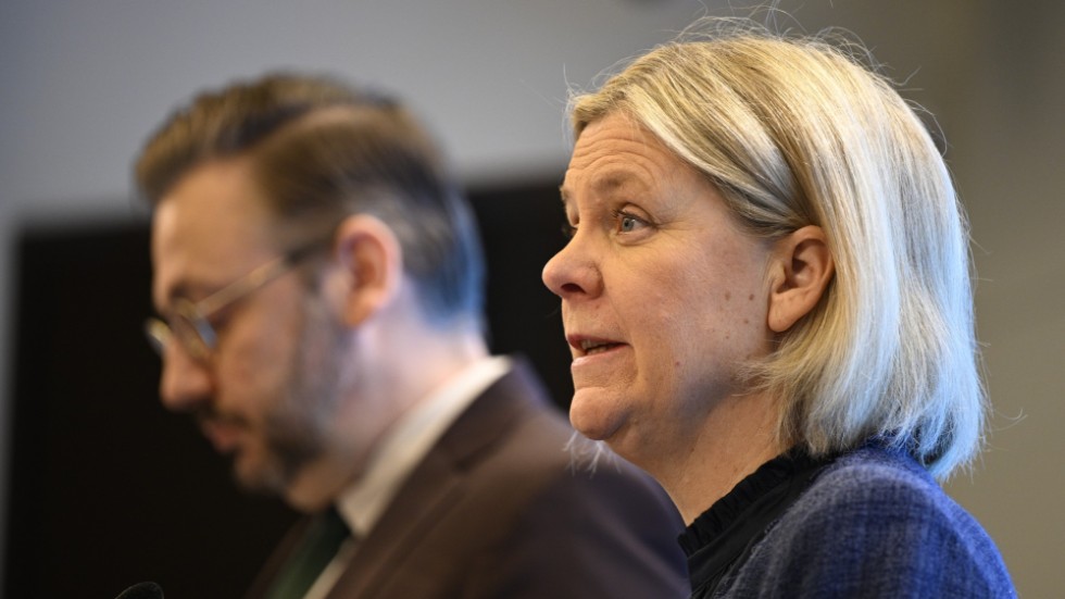Socialdemokraternas partiledare Magdalena Andersson och Centerledaren Muharrem Demirok på en gemensam pressträff.