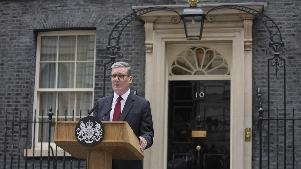 Storbritanniens nya premiärminister: Labourledaren Keir Starmer håller tal framför sitt nya hem, 10 Downing Street i London. 