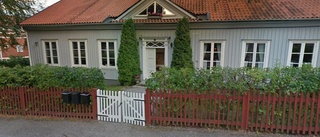 Stor villa i Strängnäs har fått nya ägare - priset: 6 750 000 kronor
