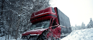 Slitna däck bakom olycka – lastbilschaufför åtalas