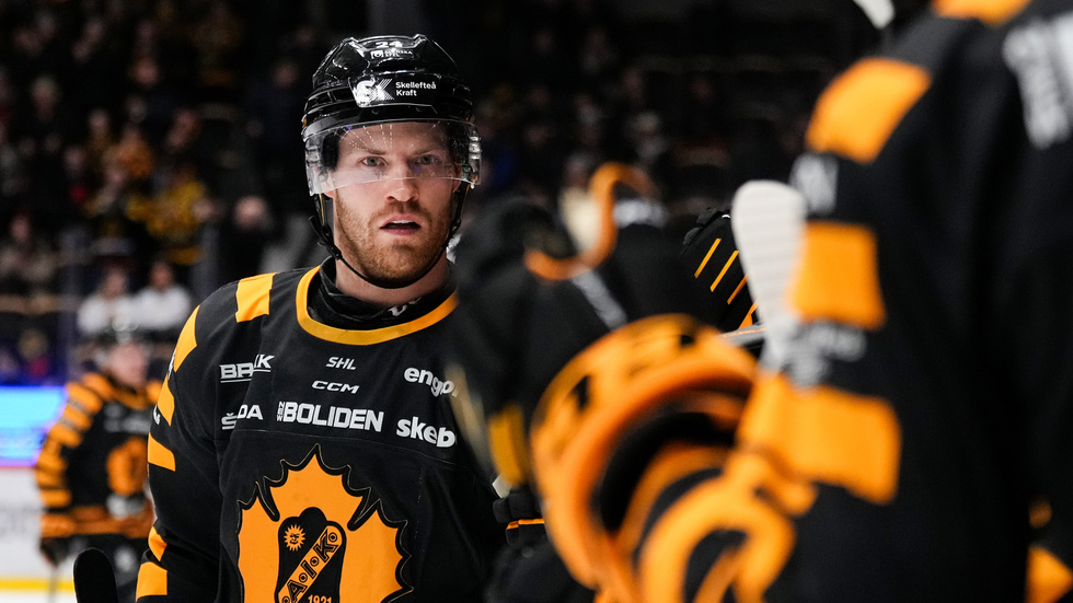 Oscar Lindberg put AIK 2–0 up in the second period.