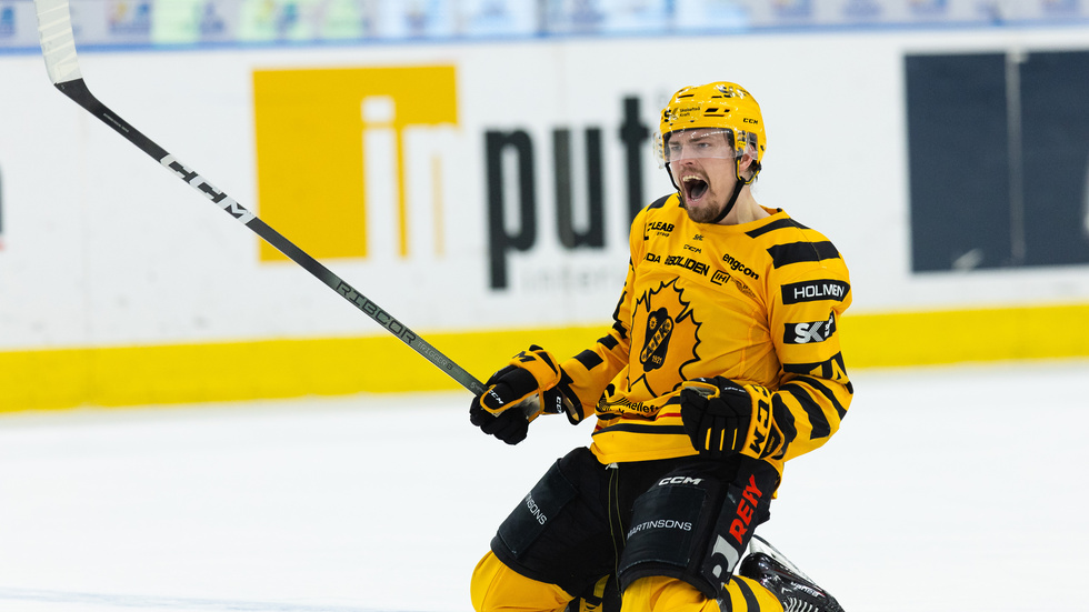 Skellefteå's Andreas Johnson celebrates his winning goal.