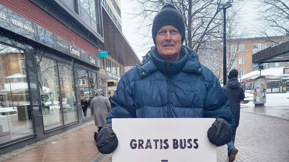Jan Remmets is one of those who has submitted a proposal to Skellefteå for free bus transportation. He stands in central Skellefteå every Saturday with his message about free buses.