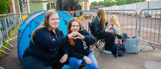 De övernattar utanför Lokverkstan inför konserten