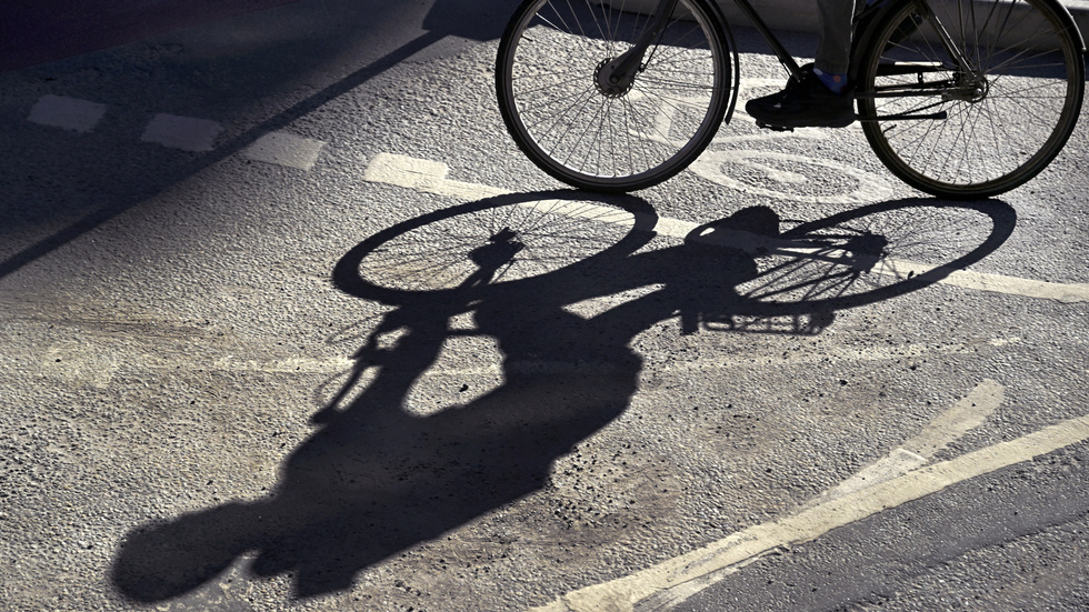 Många,framför allt ungdomar, verkar inte ha en tanke på trafikvett när de cyklar, och lever därmed farligt, menar insändarskribenten.