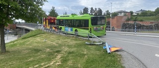 Buss mejade ner stolpe – mitt i Strängnäs
