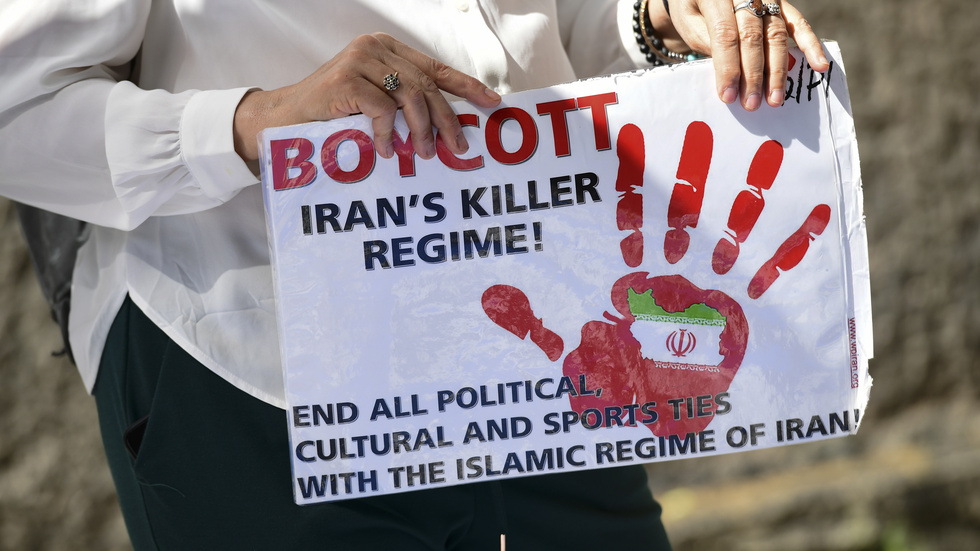 Det bästa man kan göra med Iran är att isolera regimen efter bästa förmåga.