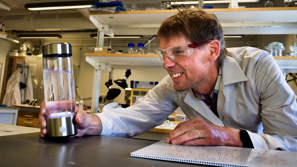  Thomas Wågberg, a physics professor at Umeå University, doesn't think the water bottle meets the standards.