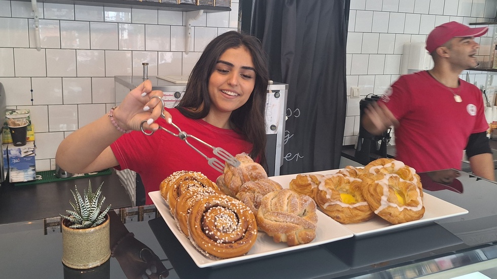 Hanin Almahamid och Badur Krim i färd med att servera bullar från Bageriet Guldkringlan på La Plaza.