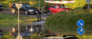 Bilar fast efter jordskred – vägen reste sig