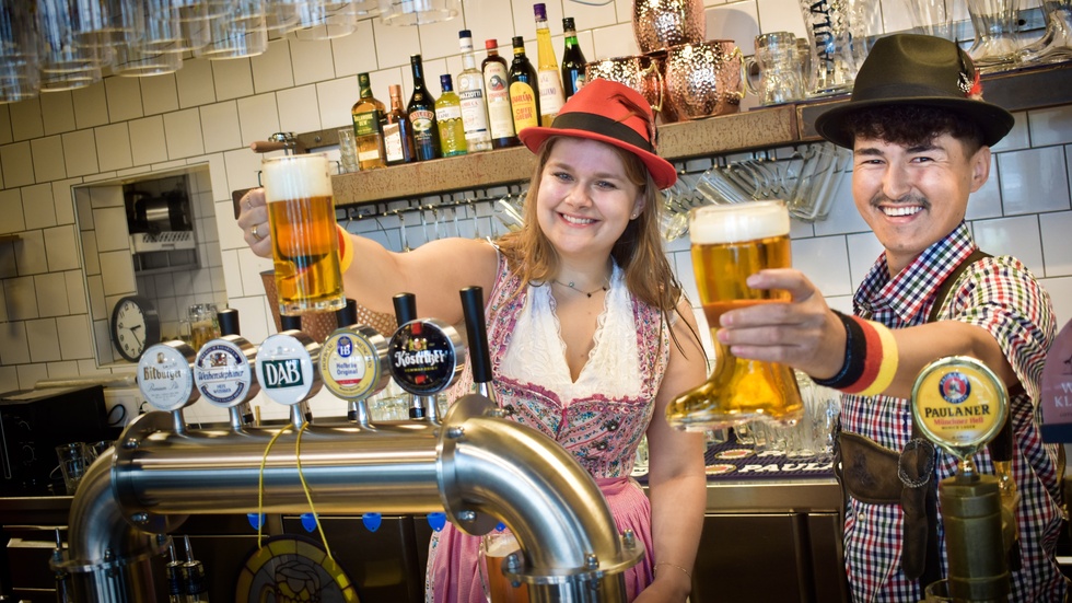 Skål! Elvira Åman and Akbar Mohamadi are looking forward to the opening of Skellefteå's new German-themed beer hall.