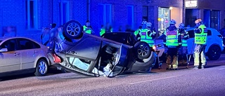 Bil voltade i centrala Eskilstuna – landade på taket