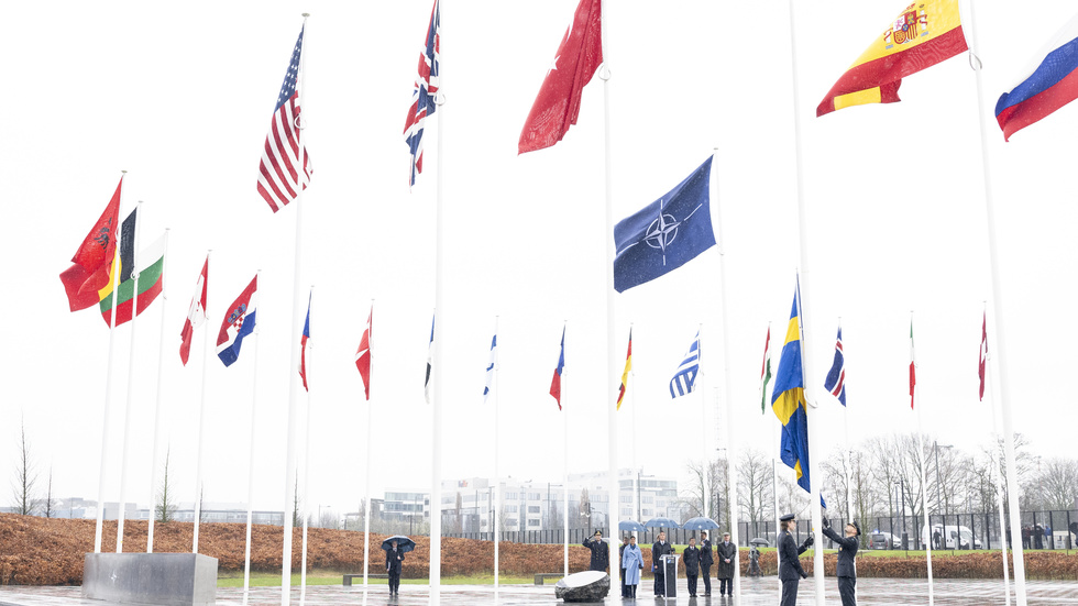Att den svenska flaggan nu hänger vid Natos högkvarter, tillsammans med de 31 andra medlemsländernas flaggor, visar att ihärdigt arbete lönar sig. 