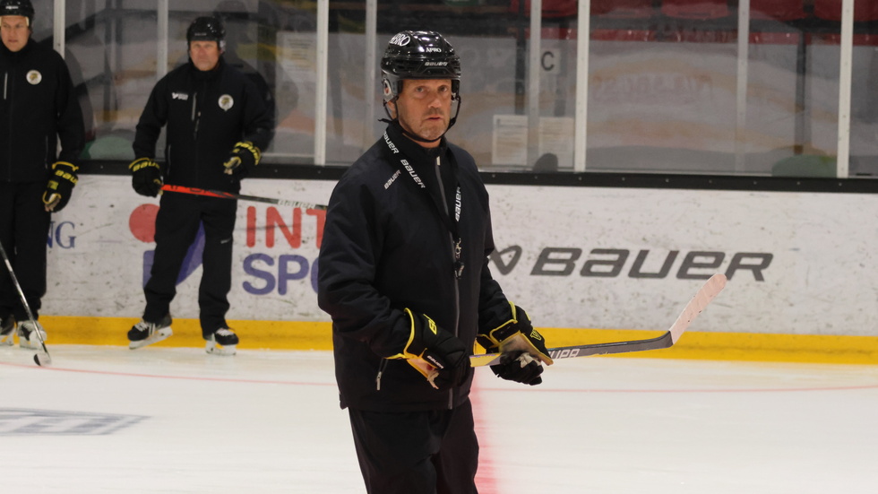 Peter "Piva" Johansson under hans första pass som tränare för Vimmerby Hockey.