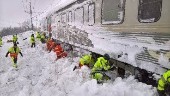 40 LKAB-anställda skottar fram insnöade tåget