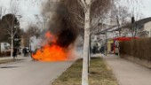 Flyttbil blev helt utbränd: "Såg att det brann från motorhuven"