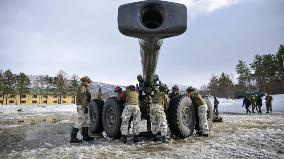 Finländska soldater arbetar kring en 155 mm artillerikanon under internationella militärövningen Cold Response 2022 utanför Narvik i Norge i mars. Även Sverige deltog med 1 500 soldater och officerare. Våra länders försvarsmakter knyts allt närmare varandra och Nato.