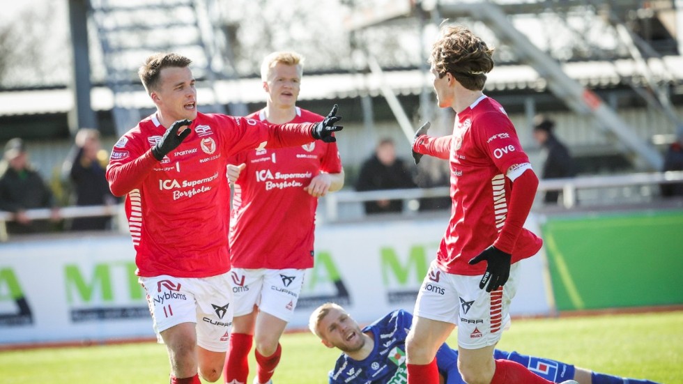 Kalmars Simon Skrabb (tv) jublar efter sitt 0-3-mål.