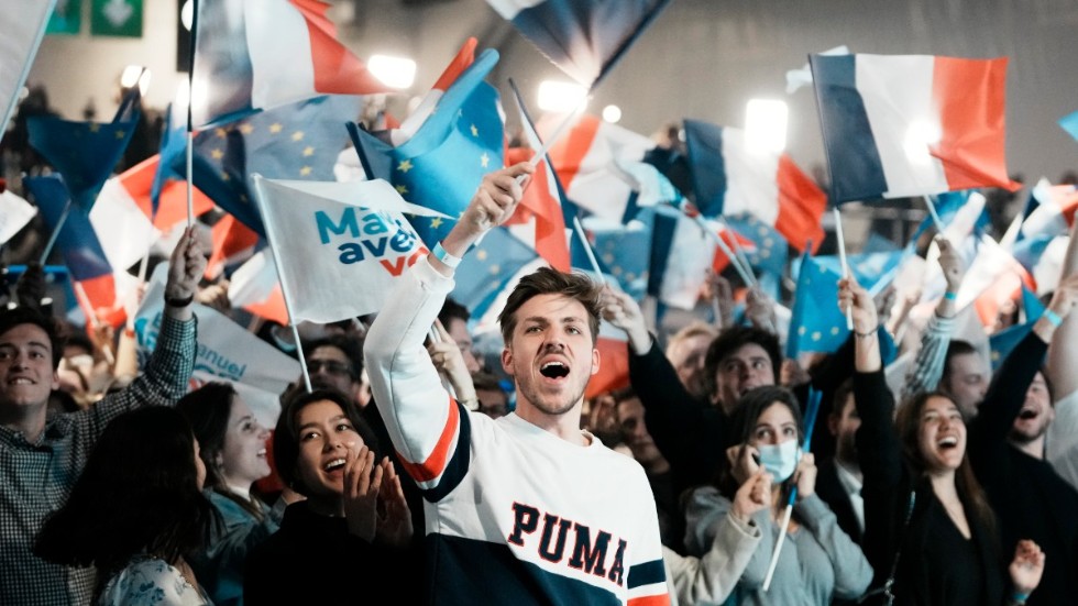 Stort jubel på president Emmanuel Macrons valvaka i Paris när resultaten från vallokalsundersökningarna presenterades i fransk tv.
