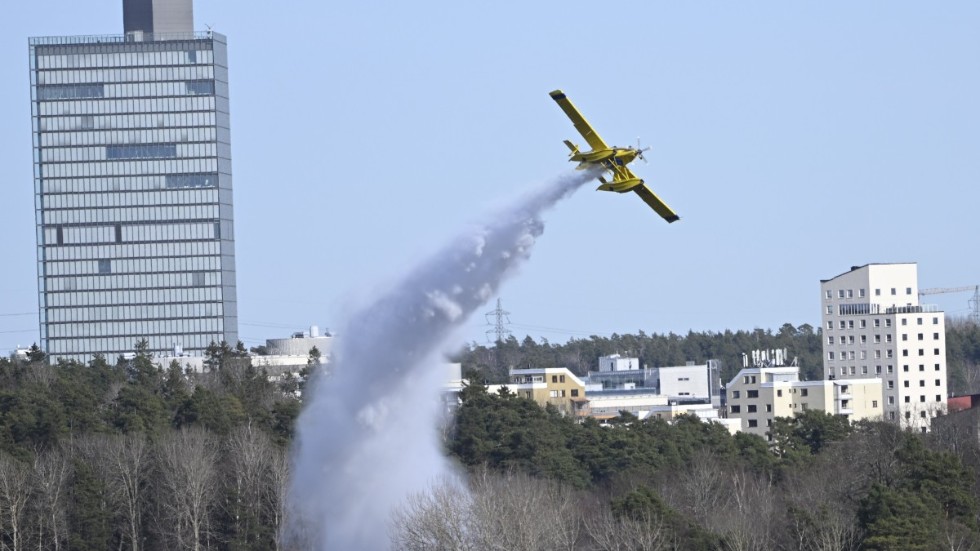 Vattenbombande flygplan tillkallades under tisdagen för att släcka en gräsbrand på Järvafältet i nordvästra Stockholm.