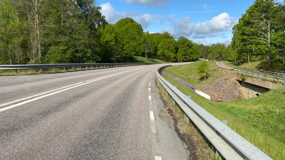 Här, på länsväg 134 söder om Åtvidaberg, kördes en man på rullskidor ihjäl.
