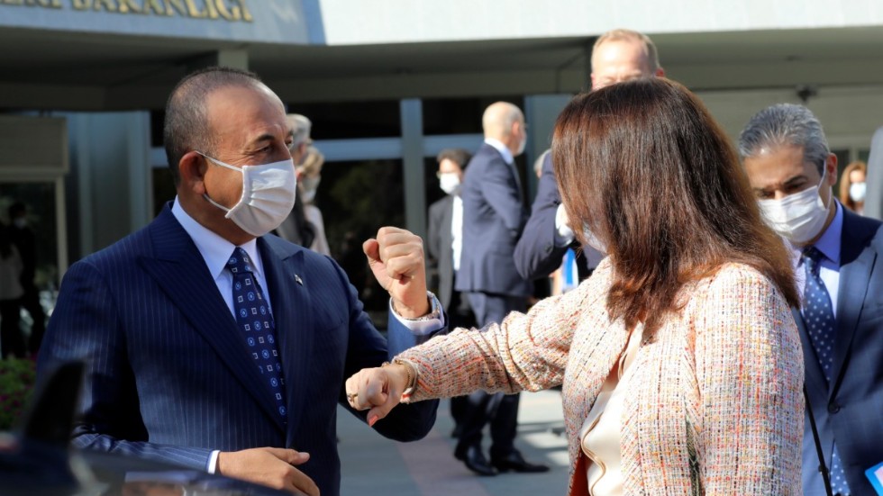 Turkiets utrikesminister Mevlüt Cavusoglu och Sveriges utrikesminister Ann Linde i en coronahälsning hösten 2020. Arkivbild.