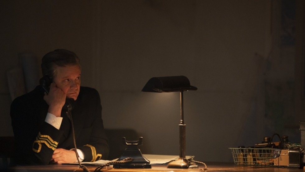 Colin Firth spelar stoisk skrivbordshjälte i kompetenta krigsdramat ”Operation Mincemeat”. Pressbild.