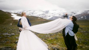 Rebecca Lundh som fotat fler än 200 bröllop ✓Från Kebnekaises ✓Skoterföljen vid Treriksröset