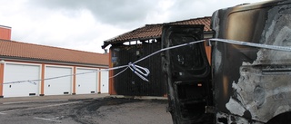 Brand i skåpbil spred sig till garagelänga – polisen utreder händelsen som mordbrand
