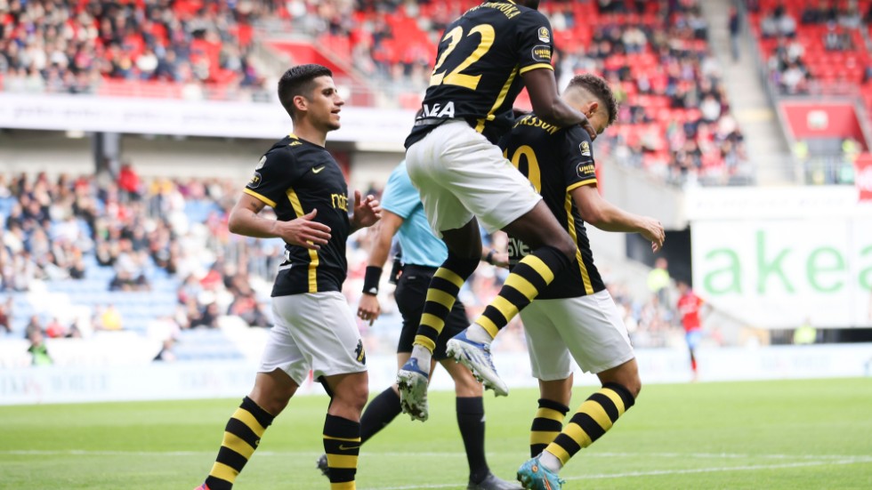AIK:s Jordan Larsson (till höger) firade återhållsamt efter att ha sänkt sin gamla klubb Helsingborg med sitt 2–1-mål på Olympia.