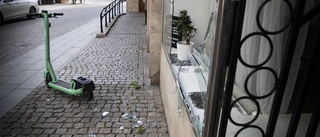 Fönster till salong i centrala Linköping krossades av elsparkcykel