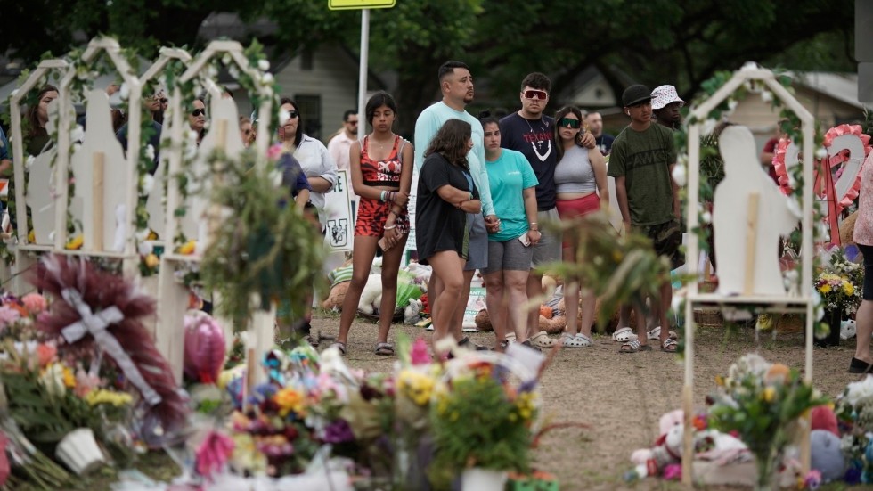 Sorg och bestörtning utanför Robb Elementary School i Uvalde, Texas, där 19 barn sköts till döds.