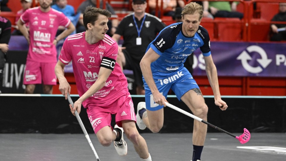 Faluns Emil Johansson och Kalmarsunds Kim Nilsson under SM-finalen i innebandy.
