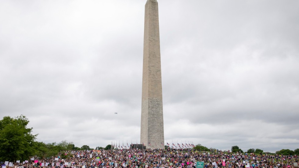 Demonstranterna samlades vid Washington-monumentet i huvudstaden för att sedan tåga mot Högsta domstolen.