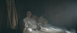 Västerviksdottern skådespelar i historisk skräckfilm • Instängd i ladugård – tvingas kämpa för sitt liv • "Som att gå tillbaka i tiden på riktigt"