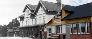 Trä har bytts ut mot tegel – Se hur Bastuträsk tågstation såg ut på 30-talet • Svajpa för att se skillnaden