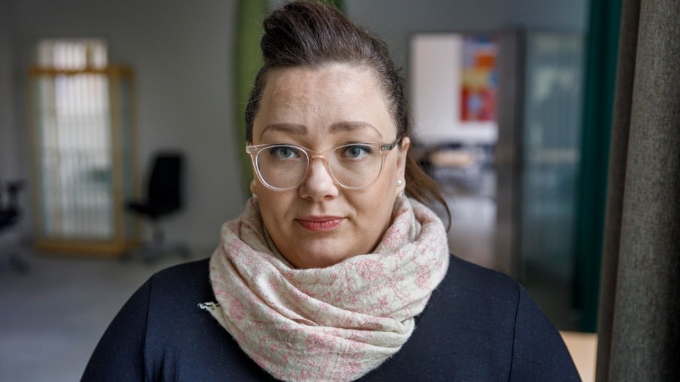 En kvinna i Norduppland anmälde 57-åringen för våldtäkt men åklagaren dröjde sju månader med gripandet. Kammaråklagare Linnea Bergkvist försvarar beslutet.