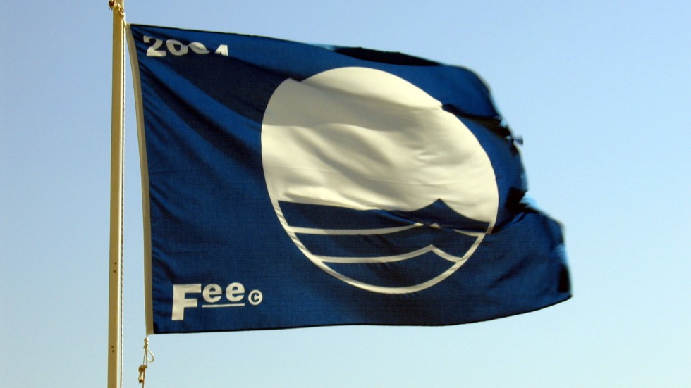 Blå flagg på en strand på den grekiska ön Kreta. Arkivbild.