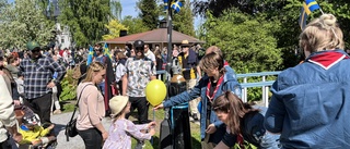 Solsken och vinande flaggor på nationaldagen i Badhusparken