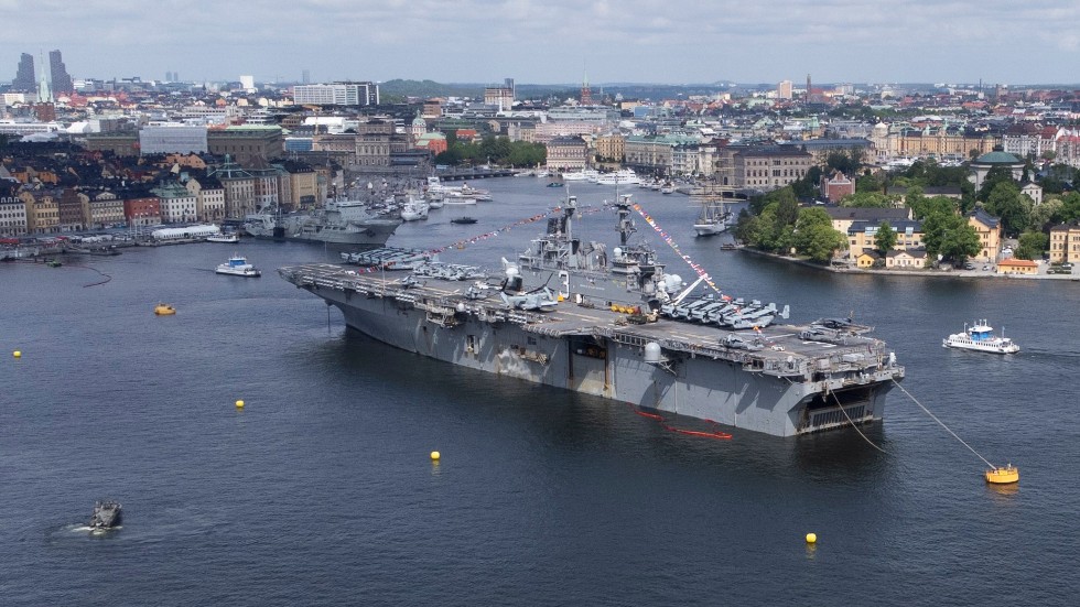 Det amerikanska amfibiestridsfartyget USS Kearsarge förankrat i Stockholm inför övningen Baltops 22.