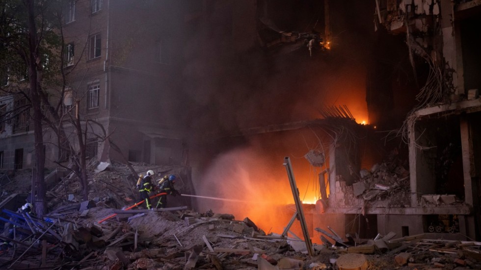 Brandmän bekämpar en brand i en byggnad i Kiev som träffats av rysk beskjutning på torsdagskvällen.