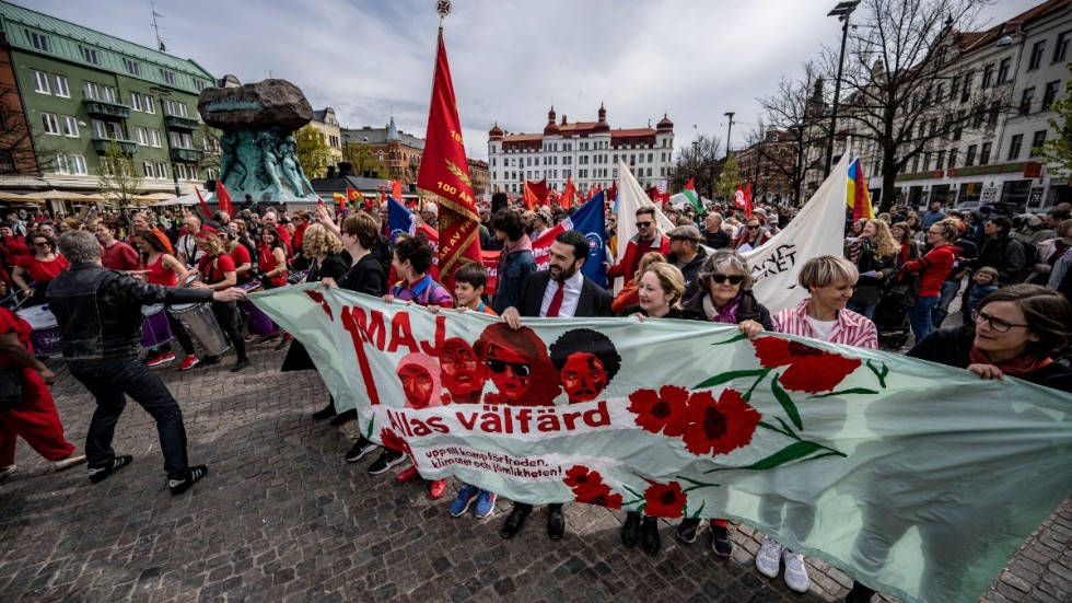 Vänsterpartiets förstamajtåg avgår från Möllevångstorget i Malmö med Ali Esbati, ekonomiskpolitisk talesperson, längst fram.