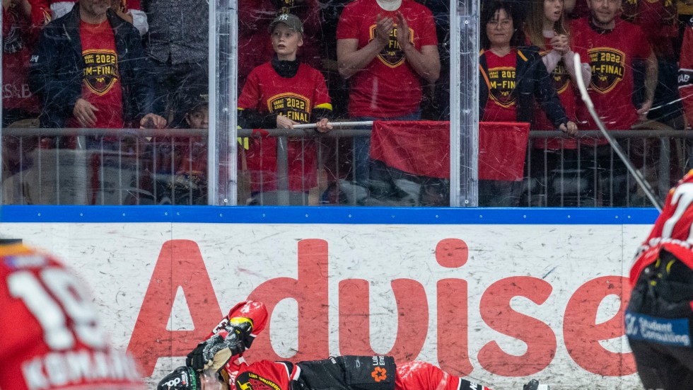 Pontus Själin tacklades blodig av Jacob de la Rose.