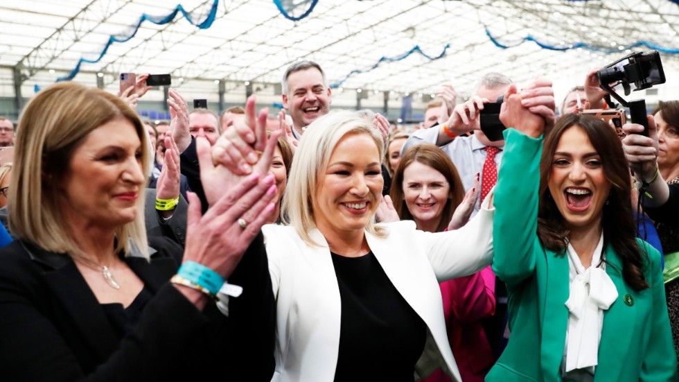 Nationalistpartiet Sinn Féins biträdande partiledare Michelle O'Neill (mitten) firar framgången i valet.